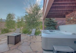 Creekside Home - Great Location & Private Hot Tub!