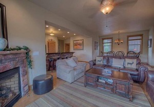 Creekside Home - Great Location & Private Hot Tub!