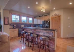 Creekside Home - Great Location & Private Hot Tub!