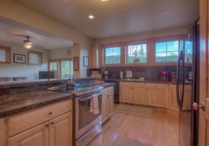 Creekside Home - Great Location & Private Hot Tub!