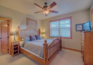 Creekside Home - Great Location & Private Hot Tub!