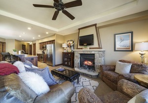 Crystal Peak - Paradise with Spectacular Views, Steps To Peak 7, Hot Tubs, and Gondola on-site