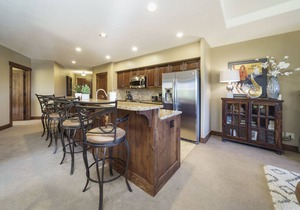Crystal Peak - Paradise with Spectacular Views, Steps To Peak 7, Hot Tubs, and Gondola on-site