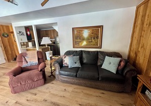 Cute and cozy condo walking distance to the Village Gondola