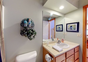 Cute townhome on the slopes with trail access, deck, hot tub & pool