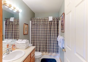 Cute townhome on the slopes with trail access, deck, hot tub & pool