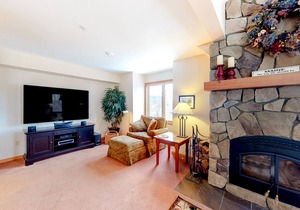 Cute townhome on the slopes with trail access, deck, hot tub & pool