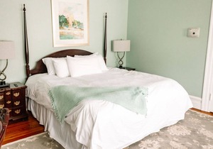 Cutlass Room - Captain's Quarters Inn, Downtown Historic Edenton