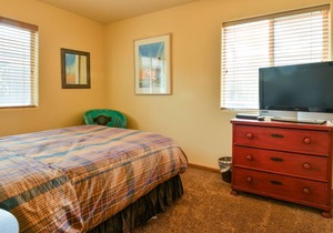 CW343 - Just blocks to Main St. shopping & restaurants with private hot tub