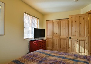 CW343 - Just blocks to Main St. shopping & restaurants with private hot tub