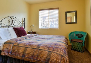 CW343 - Just blocks to Main St. shopping & restaurants with private hot tub