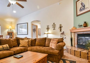 CW415 - Great downtown location with a private hot tub and shared indoor pool