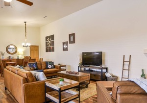 CW419 *Newly Updated Kitchen* 3 Bed/2 Bath Elegant Townhome, Located in the Heart of Downtown