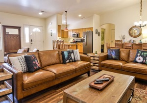 CW419 *Newly Updated Kitchen* 3 Bed/2 Bath Elegant Townhome, Located in the Heart of Downtown