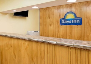 Days Inn & Suites by Wyndham Dayton North