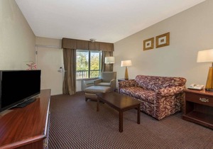 Days Inn & Suites by Wyndham Dayton North