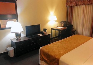 Days Inn & Suites by Wyndham Red Rock-Gallup