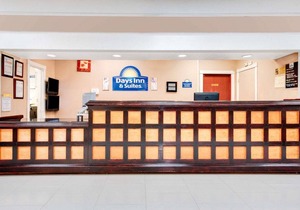 Days Inn & Suites by Wyndham Laredo