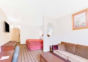 Days Inn & Suites by Wyndham Laredo