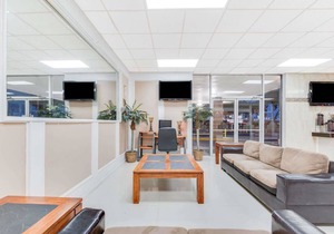 Days Inn & Suites by Wyndham Laredo