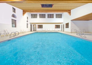 Days Inn & Suites by Wyndham Red Rock-Gallup