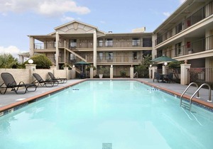 Days Inn & Suites