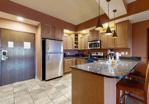 Deluxe condo with in-room Jacuzzi, two fireplaces, & full kitchen