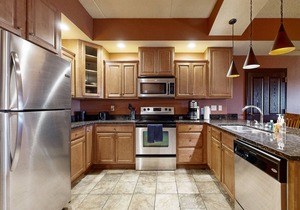 Deluxe condo with in-room Jacuzzi, two fireplaces, & full kitchen