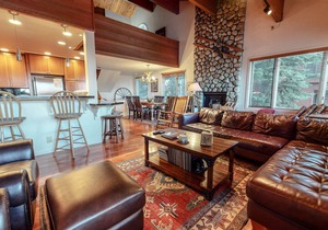 Deluxe Mountain Townhome, 2 Master Suites. Large Private Deck & Washer/Dryer