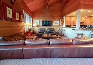Deluxe Mountain Townhome, 2 Master Suites. Large Private Deck & Washer/Dryer