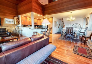Deluxe Mountain Townhome, 2 Master Suites. Large Private Deck & Washer/Dryer