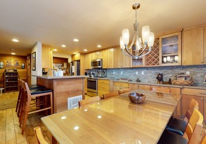 Deluxe, Remodeled Condo in a Quiet Location. Near Biking Trails & Lakes Basin