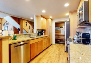 Deluxe, Remodeled Condo in a Quiet Location. Near Biking Trails & Lakes Basin