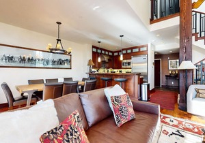 Deluxe Townhome, Unbeatable Views, Hot Tub & Gas Grill. Near Walking Trails
