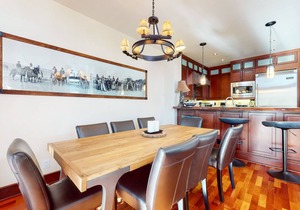 Deluxe Townhome, Unbeatable Views, Hot Tub & Gas Grill. Near Walking Trails