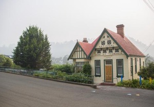 Derby Bank House- Heritage listed two bedroom old school B&B suite or a self contained cabin