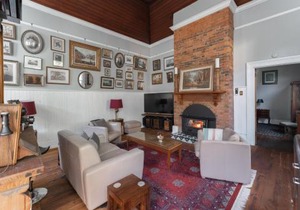 Derby Bank House- Heritage listed two bedroom old school B&B suite or a self contained cabin