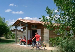Detached chalet with dishwasher, on the banks of the Lot