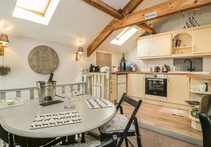 DIBBLE COTTAGE, pet friendly, character holiday cottage in Reeth