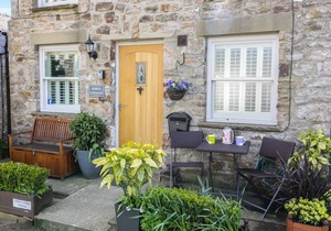 DIBBLE COTTAGE, pet friendly, character holiday cottage in Reeth