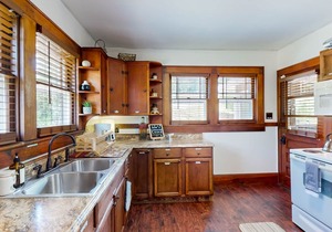Dog-friendly home with gorgeous mountain views - near Asheville, lake, & skiing