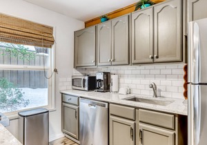 Dog-friendly home with private hot tub, fast WiFi, gas fireplace & SHARC passes