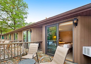 Dog-friendly, lakefront studio w/ shared dock, sports courts & game room