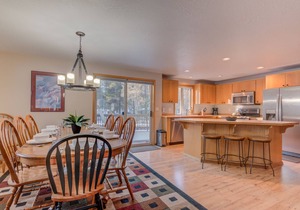 Dog friendly, private hot tub, ping pong, 3 bedrooms, sleeps, guest perks