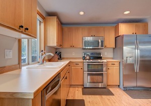 Dog friendly, private hot tub, ping pong, 3 bedrooms, sleeps, guest perks