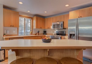 Dog friendly, private hot tub, ping pong, 3 bedrooms, sleeps, guest perks