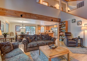 Dog friendly, private hot tub, ping pong, 3 bedrooms, sleeps, guest perks