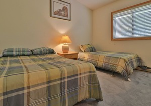 Dog-Friendly Slopeside Condo - Walk to Slopes - Fireplace, Firepit & WiFi