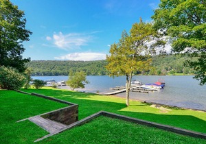 DOGS WELCOME! Lakefront Townhouse #02 w/Hot Tub, & Fire Pit!