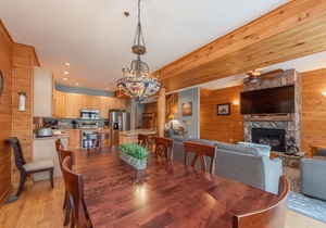 DOGS WELCOME! Lakefront Townhouse #02 w/Hot Tub, & Fire Pit!
